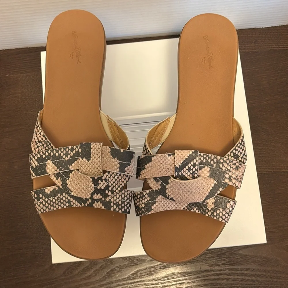 Universal Thread Black and Cream Sandals with Snake Print